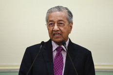 Mahathir urges Malaysia's king to lift virus emergency