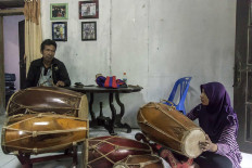Puspita (right) and her father Priyo Widodo play instruments together at Priyo’s house in Kemranggen village in Purworejo regency, Central Java.  JP/Irene Barlian