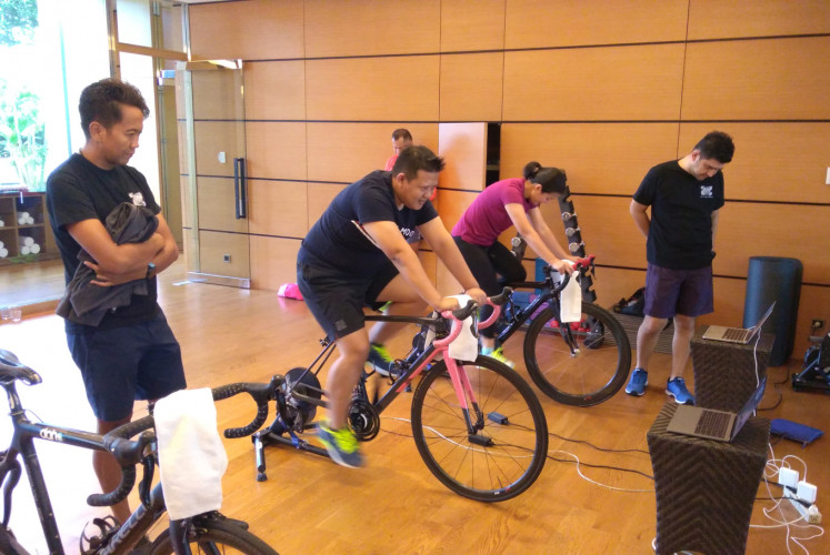 Fairmont Fit sports director Igo Nugroho (left) and Fairmont Fit program director Budi Danuningrat (right) supervise participants during indoor bike session. 