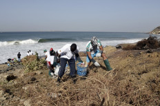 In Dakar, volunteers clean beach littered with medical waste