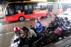 Finding shelter: Motorcyclists told to vacate overpasses, even during pouring rain