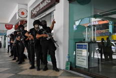 Police respond to reported mass hostage-taking at Manila mall