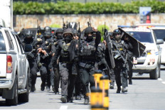 Armed ex-guard holds 30 hostage in Philippines mall
