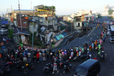 Shophouses collapse in East Java after river overflows, eroding foundation