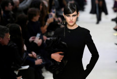 Valentino goes back to black at Paris Fashion Week