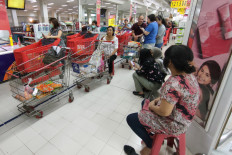 People buy groceries at Carrefour ITC Permata Hijau, South Jakarta, on Monday. Residents say some supermarkets are more crowded than usual following the announcement of the first coronavirus cases in Indonesia.