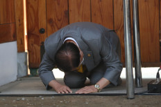 Infamy: Lee Man-hee, the founder and head of the Shincheonji Church of Jesus, bows during a press conference on March 2, 2020 at the church’s facility in Gapyeong county, South Korea, apologizing for the sect’s role in spreading COVID-19 across the country. (AFP/Pool)