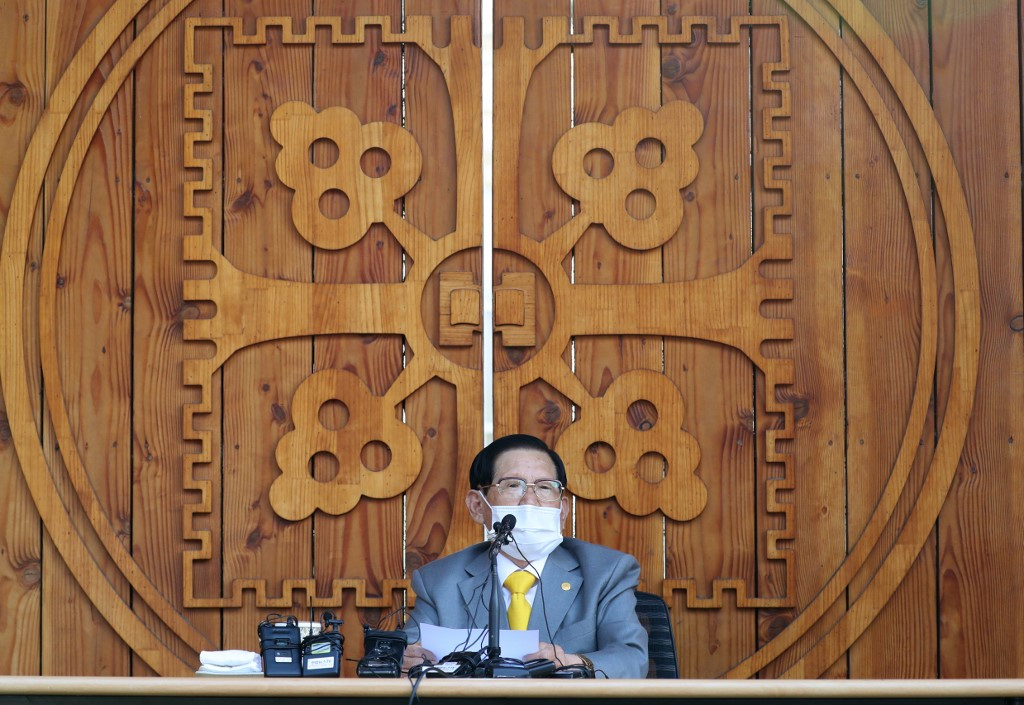 Lee Man-hee, leader of the Shincheonji Church of Jesus, speaks during a press conference at a facility of the church in Gapyeong on March 2, 2020. 