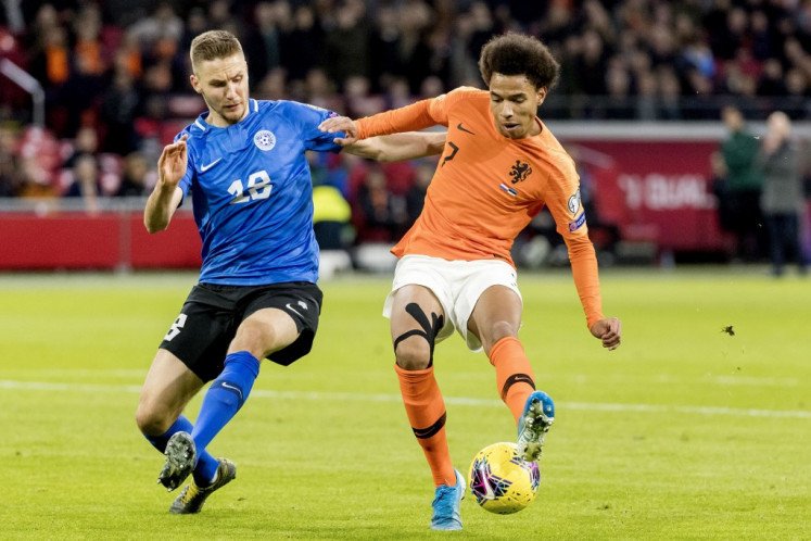 Dutch's forward Calvin Stengs (R) vies with Estonian's defender Karol Mets during the UEFA Euro 2020 Group C qualification football match between the Netherlands and Estonia in Amsterdam, on November 19, 2019. 