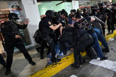Manila mall hostage-taker surrenders