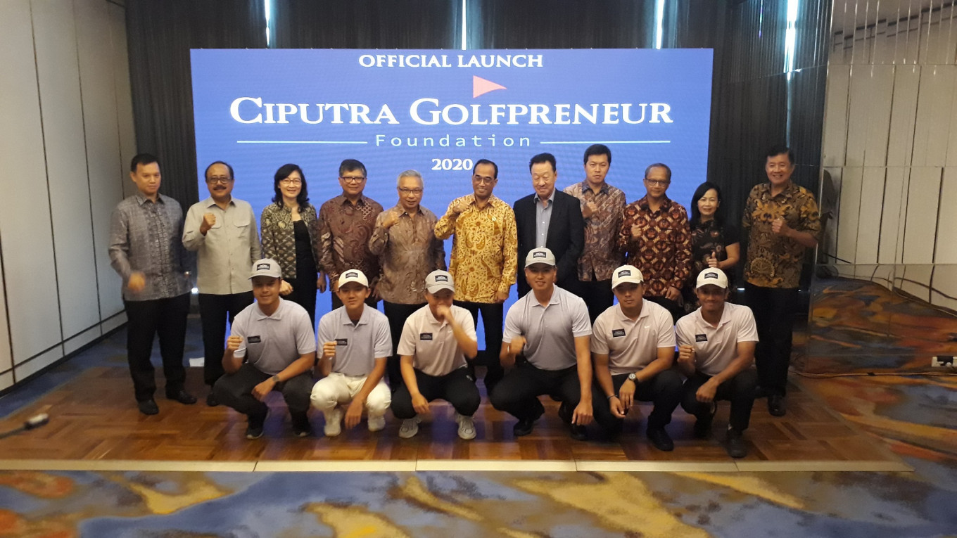 The management of the Ciputra Golfpreneur Foundation, including Ciputra Development director Budiarsa Sasrawinata (&lsquo;standing, fifth left&rsquo;) pose alongside the golfers chosen to be sponsored by the foundation during its launch in Jakarta on Tuesday.