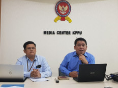 Business Competition Supervisory Commission (KPPU) commissioner Guntur Saragih (right) and KPPU economic director Zulfirmansyah (left) brief reporters on the sharp increase in face mask prices at a press conference in Jakarta on March 3.