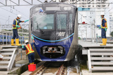 Officers wash trains at Lebak Bulus MRT Station, in Jakarta on Wednesday (4/3/2020). To anticipate the spread of COVID-19, PT MRT Jakarta is washing trains using chemicals containing disinfectants.
