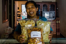 Waljinem shows her final products: dried and fried emping crackers. JP/Anggertimur Lanang Tinarbuko