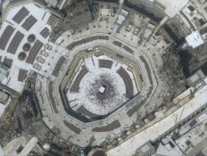 This handout image taken on March 3, 2020 and released on March 5, 2020 by Maxar Technologies shows Mecca's Grand Mosque and the Kaaba, a day before the suspension of the 'umrah' pilgrimage due to novel coronavirus fears.