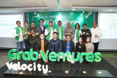 New beginning: Cooperatives and Small and Medium Enterprises Minister (SMEs) Teten Masduki (fourth right), Communications and Information Minister Johnny G. Plate (fifth right), along with Grab Indonesia managing director Neneng Goenadi (third right) and BRI Ventures chief executive officer Nicko Widjaja (fourth right) along with alumni of Grab Ventures Velocity&rsquo;s (GVV) previous two batches and their business partners pose together for a photograph during the announcement of the opening of applications for GVV&rsquo;s third batch.