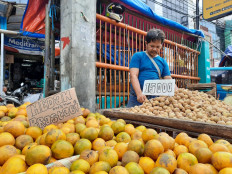 Sales drop as rising prices of oranges, chicken meat cripple Jakarta traders