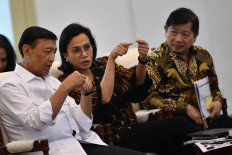 Wiranto (left) talks with Finance Minister Sri Mulyani Indrawati (center) and head of Bappenas Suharso Monoarfa at the Bogor Palace, West Java, in November 2020.
