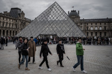 Louvre restricts entry, French concerts canceled over virus fears