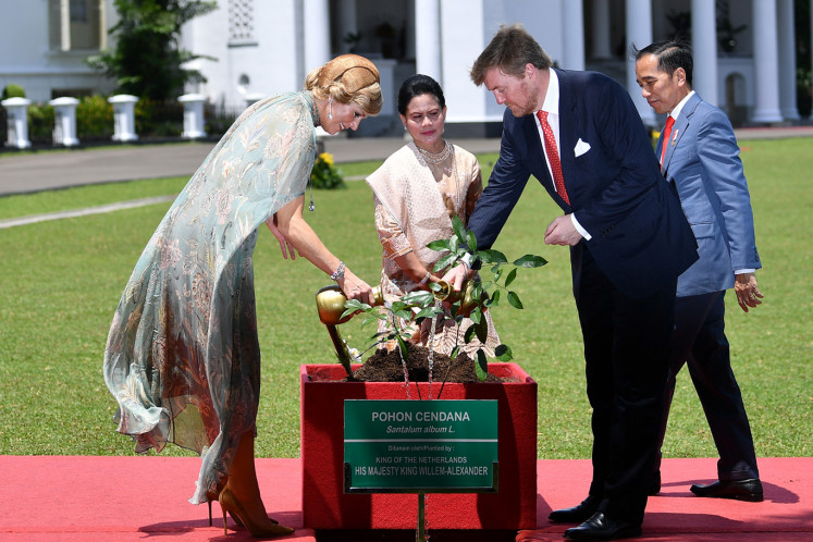 President Joko Widodo (right) accompanied by First Lady Iriana Joko Widodo (second left) and Dutch King Willem Alexander (second right) accompanied by Queen Maxima planting trees during a state visit to Bogor Palace, West Java, Tuesday (10/3/2020) . 