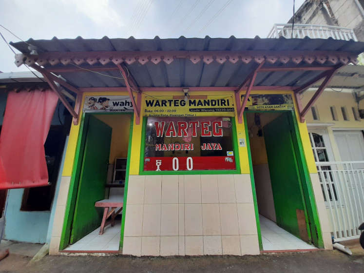  A yellow and green 'warteg', called Warteg Mandiri Jaya, on Jl. Rawamangun Selatan in Pulo Gadung district in East Jakarta is seen on Sunday.