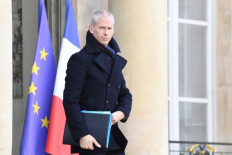 Macron urges calm after French minister contracts coronavirus