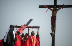 Virus-hit Philippines calls off ritual crucifixions