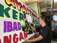 Iconic banners of ‘pecel lele’ vendors symbol of Lamongan people’s struggle