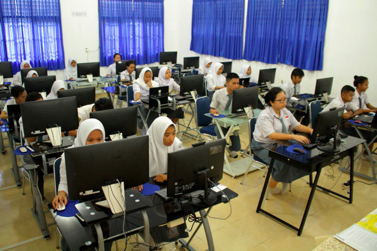 Students take the Computer-Based National Examination (UNBK) at the 8th Vocational High School (SMK) Makassar, South Sulawesi, Monday (3/16/2020). A total of 40,056 vocational students spread across 418 schools in South Sulawesi took part in the UNBK which was held on March 16-19, 2020. 