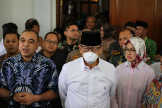 Tangerang regent Ahmed Zaki Iskandar (left) Banten Governor Wahidin Halim (center) and South Tangerang Mayor Airin Rachmi give a press statement after a coordination meeting on the COVID-19 situation in the province in Tangerang on Sunday.