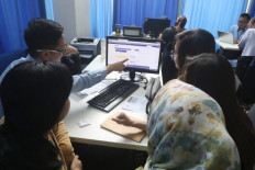A clerk helps people file their annual tax returns at the Taxation Directorate General in Kebayoran Baru, South Jakarta, in this file photo from March 2020.