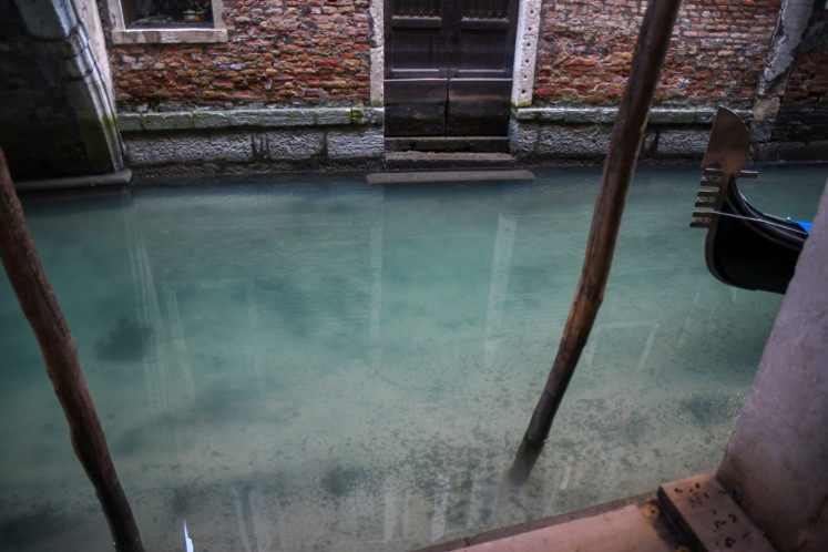 A view shows clearer waters in a Venice canal on March 17, 2020 as a result of the stoppage of motorboat traffic, following the country's lockdown within the new coronavirus crisis.
