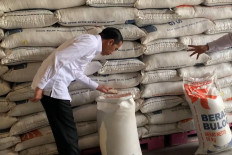 President Joko Widodo accompanied by Bulog President Director Budi Waseso inspected Bulog Warehouse in Kelapa Gading, North Jakarta on Wednesday, March 18, 2020.