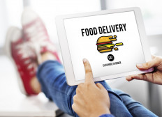 Urbanites have been spoiled with easy and cheap food delivery systems provided by Gojek and Grab in recent years, as the companies partner with various dining outlets, from fine dining restaurants, popular franchises to small and medium food stalls.