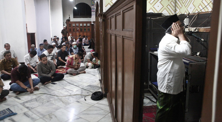 COVID-19 update: Jakartans ignore social distancing to pray at mosque