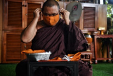 Thai monks make virus masks from recycled plastic