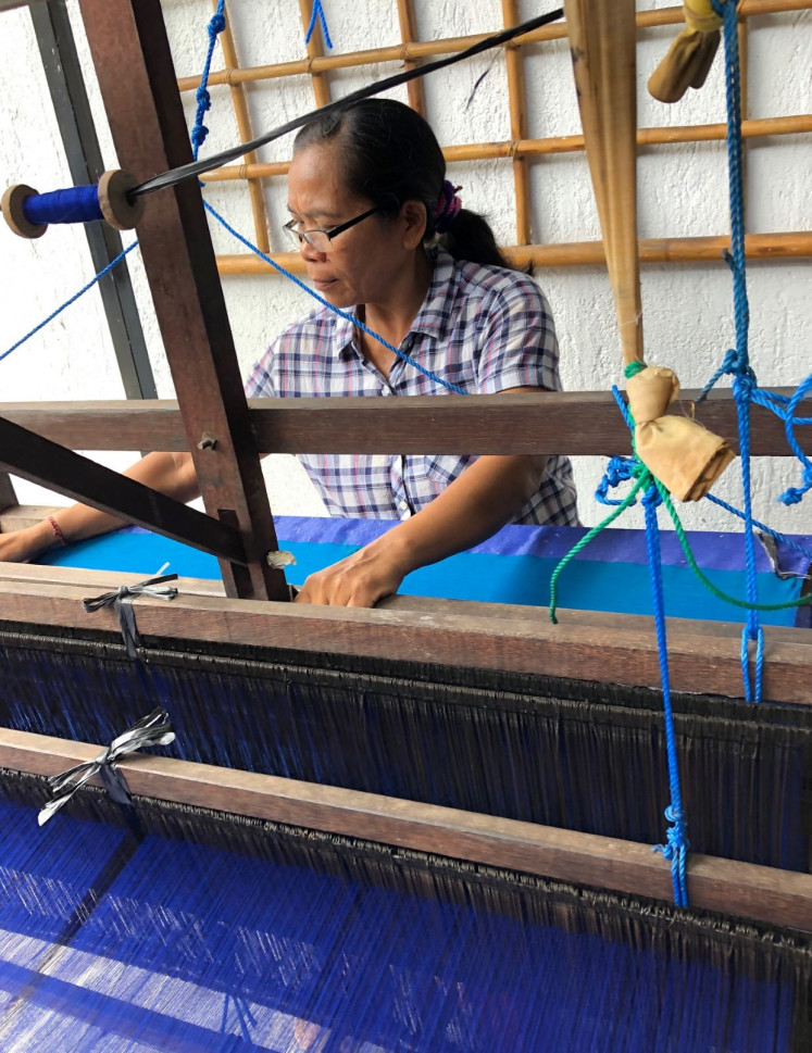 Collaboration: Desak Nyoman Rai teaches the artist to use weaving tool for the project.