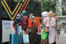 Medical workers from Tarakan Regional General Hospital and Pasar Minggu Regional General Hospital in Jakarta arrive at city-owned Grand Cempaka Business Hotel in Central Jakarta on March 26.