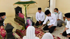 Final respects paid as Jokowi’s mother laid to rest in Central Java