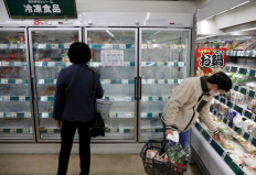Panic-buying in Tokyo as residents asked to hunker down for weekend