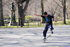 Skateboarders roam, restaurateurs fret as coronavirus fears clear New York after dark