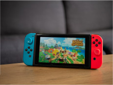 There are a series of multiplayer games that also focus on building communities – both inside and outside the game – where groups work together for mutual benefit.