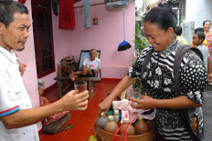 Handayani sells her jamu around her neighborhood, every morning and late afternoon. JP/Rahmat Dian Prasanto