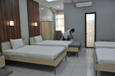 A worker makes the bed in a room at the Jakabaring Athletes Village, which is now a COVID-19 isolation center, in South Sumatra, on March 30, 2020. The family of a late business tycoon came under the spotlight recently for donating Rp 2 trillion (US$138 million) for COVID-19 mitigation efforts in South Sumatra. 