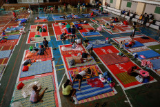 Drive-by blessings in virus-hit Philippines