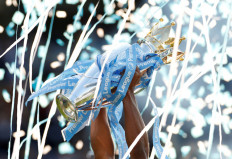 General view of the trophy being lifted by Manchester City's Vincent Kompany as he celebrates winning the Premier League.
