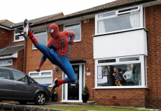 Jason Baird is seen dressed as Spiderman during his daily exercise to cheer up local children in Stockport, as the spread of the coronavirus disease (COVID-19) continues, Stockport, Britain, April 1, 2020. 