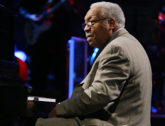 Jazz great Ellis Marsalis dies aged 85 after virus 'complications'