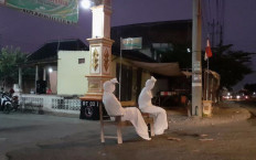 ‘Pocong’ out to keep residents in
