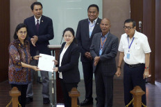 House of Representatives Speaker Puan Maharani (center) receives the presidential letter on Regulation in Liew of Law (Perppu) No. 1/2020 on the COVID-19 response from Finance Minister Sri Mulyani Indrawati (left) in a meeting at the House compound in Jakarta on April 2.